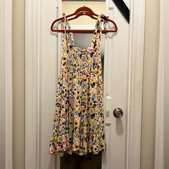 Old Navy floral tie strappy dress. - Picture 3 of 4